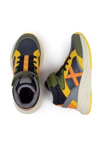 Zapatillas coloridas que combinan azul marino, verde, amarillo y naranja. Fabricadas en cuero y malla con un acabado texturizado y correa ajustable.