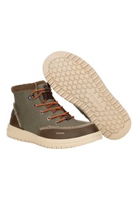 Stivali alla caviglia marroni e verdi con lacci arancioni, tomaia in tela, suola in gomma, collo imbottito e dettaglio di cucitura a contrasto.