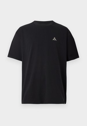 T-shirt de algodão preto com decote redondo, mangas curtas e uma pequena estampagem branca com quatro estrelas no peito.