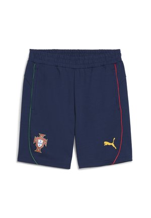 Marineblauwe shorts gemaakt van zachte stof, met groene en rode zijstrepen, een gouden Puma-logo en een Portugal-embleem aan de voorkant.