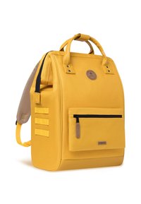 Geel rugzak met een gestructureerd ontwerp, textuurstof, bovenhandgreep, verstelbare schouders straps, voorzak met rits en logo patch.