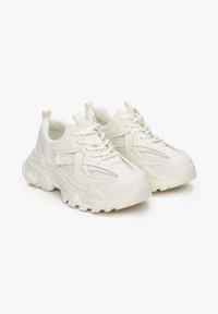 Witte sportieve sneakers met een chunky rubberen zool, bovenwerk van mesh en synthetisch materiaal, ronde neus en vetersluiting. Kenmerkt zich door subtiele accenten en stiksels.