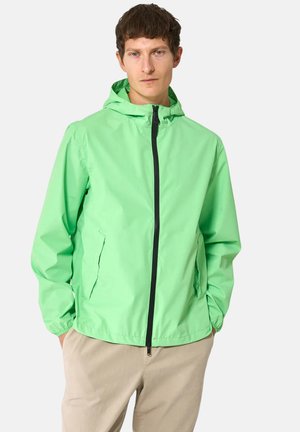 Chaqueta impermeable de color verde claro, con cremallera, capucha y dos bolsillos laterales. Textura suave y puños elásticos para mayor comodidad.