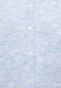 Jasnoniebieski sweter dzianinowy o miękkiej fakturze, z sześcioma białymi guzikami z przodu oraz subtelnymi tonalnymi odcieniami koloru.