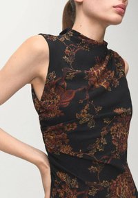 Czarna sukienka z pomarańczowymi i bordowymi kwiatowymi wzorami, z wysokim kołnierzem i bez rękawów, z marszczonymi detalami w talii.