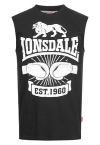 Zwarte mouwloze T-shirt van katoen, met een witte ontwerp met een leeuw en bokshandschoenen, gemarkeerd met "EST. 1960" eronder.