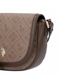 Braune Handtasche mit Muster und glatten braunen Lederakzenten, ausgestattet mit einem Reißverschluss und einem kleinen Emblem eines Reiters vorne.