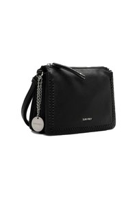 Schwarze Lederhandtasche mit strukturiertem Oberfläche, ausgestattet mit geflochtenen Akzenten, Reißverschluss und einem silbernen Logoetikett, das an einer Kette befestigt ist.