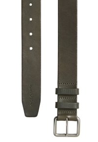 Donkergroene leren riem met vijf insteekgaten, een zilveren metalen gesp en dubbele keeperlussen. Soepele textuur en gepolijste afwerking.
