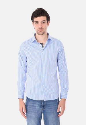 Camicia a maniche lunghe a righe blu e bianche con colletto, caratterizzata da una vestibilità slim e un tessuto liscio, abbinata a jeans blu.