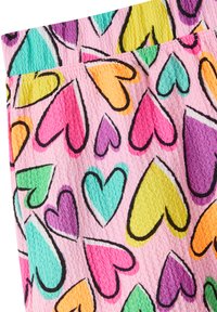 Tessuto colorato con una base rosa e una superficie testurizzata, decorato con diverse forme di cuori in tonalità di viola, arancione, teal e verde.