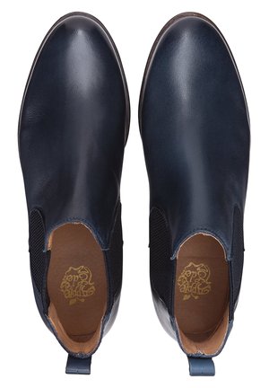 Paire de bottines Chelsea en cuir bleu marine à enfiler avec panneaux latéraux élastiques noirs et doublure intérieure couleur camel, vue de dessus.
