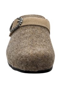 Bruine vilten pantoffel met een tan kleurige strap en een zilverkleurige gesp. Ronde vorm met een gestructureerde bovenkant en een zwarte rubberen zool.