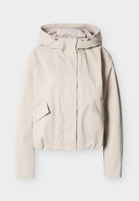 Φωτεινό μπεζ μπουφάν με κουκούλα, μπροστινό φερμουάρ, τσέπες με καπάκι και ρυθμιζόμενα κορδόνια στην κουκούλα, παρουσιάζεται σε λευκό φόντο.