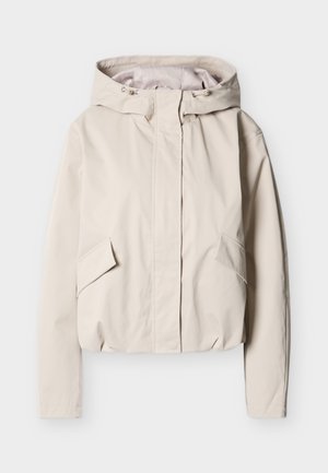 Lichtbeige gewatteerde jas met capuchon, voorrits, klepzakken en verstelbare trekkoorden op de capuchon, getoond op een witte achtergrond.