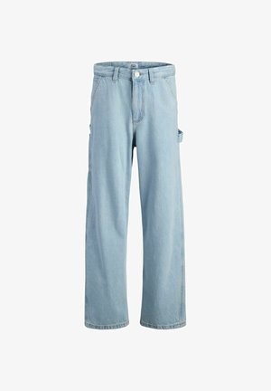 Svijetloplave traperice ležernog kroja, ravnih nogavica i malim bočnim džepom. Imaju pojas s gumbom i klasični dizajn s pet džepova.