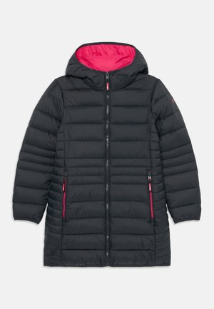 Schwarze, gepolsterte lange Jacke mit Kapuze, Frontreißverschluss und zwei seitlichen Reißverschlusstaschen mit pinkfarbenem Besatz und Innenfutter.