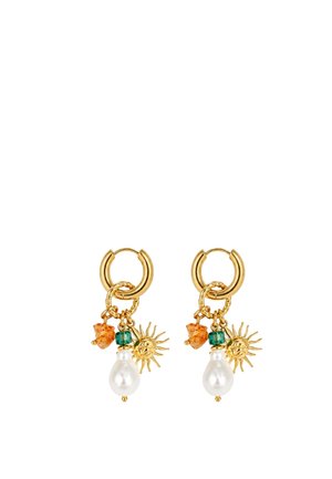 Orecchini a cerchio in oro con ciondoli tra cui un sole, una perla verde, un cristallo arancione e una perla bianca a forma di goccia.