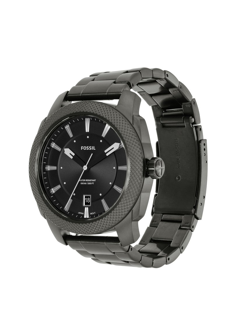 Montre en acier inoxydable noir avec une lunette texturée, un cadran noir, des index horaires blancs, un affichage de la date à 6 heures, et un bracelet à maillons.