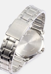 Sølv rustfrit stål ur med metal led-armbånd. Har en børstet finish på remmen og en poleret bagside. Markeret "CASIO."