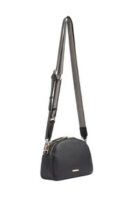 Zwarte leren schoudertas met een ronde vorm, ritsluiting en een gewatteerde verstelbare band. Voorzien van gouden hardware accenten.