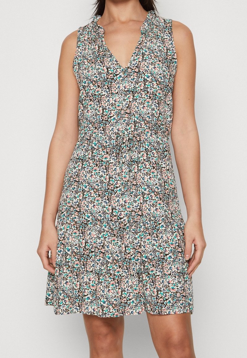 Robe fleurie sur fond noir avec un col en V, sans manches, un corsage froncé et une jupe évasée à hauteur des genoux.