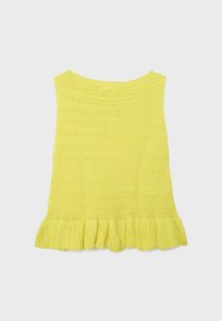 Haut sans manches jaune en tricot avec motifs horizontaux texturés et ourlet à volants sur fond blanc.