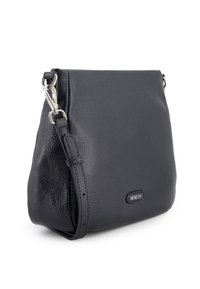 Schwarze Leder-Crossbody-Tasche mit strukturiertem Oberflächen, ausgestattet mit einem silberfarbene Beschlag und einem kleinen Logodetail auf der Vorderseite.