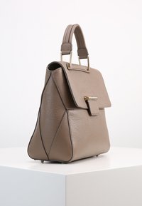 Borsa a tracolla in finta pelle marrone con design strutturato, cuciture geometriche, chiusura a pattina e hardware color oro.