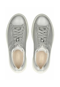 Sneaker in pelle grigio chiaro con punte arrotondate, tomaia texture e lacci piatti. Presenta una suola in gomma bianca e un sottile logo del marchio all'interno.