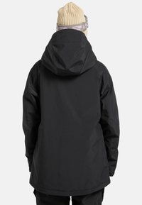 Schwarze wasserdichte Jacke mit Kapuze, lockerem Schnitt, glatter Textur und minimalistischem Design. Verfügt über eine verstärkte Naht am Saum.