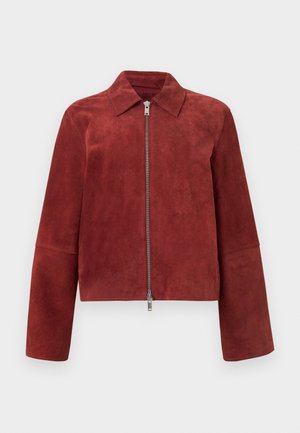Veste en daim rouge rouille avec fermeture éclair argentée à l'avant et col pointu, manches longues et ourlet droit.