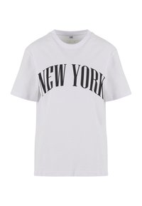 Bílá tričko s krátkým rukávem vyrobené z bavlny, s výrazným černým nápisem "NEW YORK" v obloukovém designu přes přední stranu.
