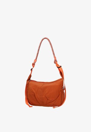Oranje crossbodytas met ritssluiting, voorvak, verstelbare band en touwstijl handvat tegen een witte achtergrond.