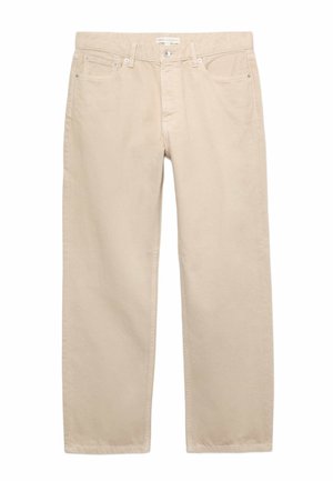 Beige Jeans mit geradem Bein, Gürtelschlaufen, Frontknopf, Reißverschluss und fünf Taschen, flach auf weißem Hintergrund gelegt.