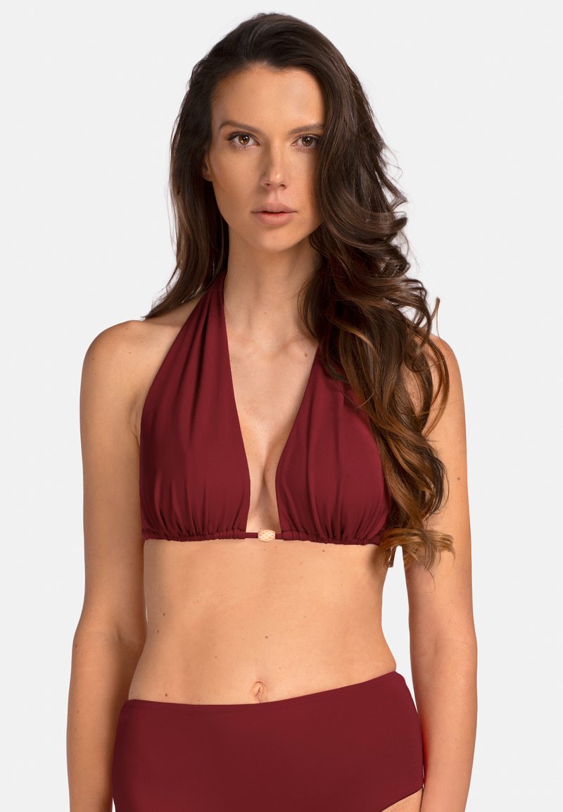 Burgundowa halterka bikini z głębokim dekoltem w kształcie V, marszczonym materiałem i złotym akcentem między miseczkami. Gładka faktura i minimalne zakrycie.