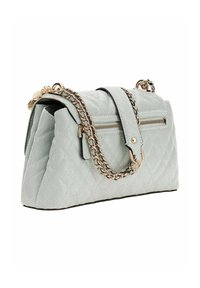 Sac à main matelassé bleu clair avec une poche zippée, une poignée courte et une bandoulière en chaîne dorée. Il présente un fond plat et un design robuste.