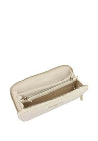 Billetera de cuero beige con cierre de cremallera, que cuenta con múltiples ranuras para tarjetas, un compartimento central con cremallera y una textura suave.
