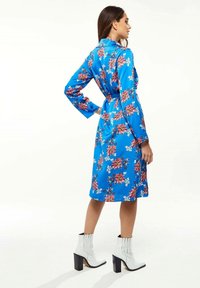 Liquorish FLORAL PRINT IN BRIGHT - Shirt dress - blue