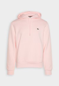 Sudadera rosa claro hecha de tejido suave, con un diseño de media cremallera, bolsillo canguro, puños elásticos y un pequeño logo oscuro en el pecho.