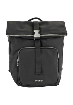 Čierny batoh vyrobený z odolného nylonu. Má dizajn s rolovacím vrchom, zipsovým uzáverom, prednú kapsu a strieborné kovanie.