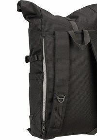 Svart tygryggsäck med rulltoppsdesign, utrustad med sidoglädje, justerbara remmar och flera förvaringsfickor för organisering.