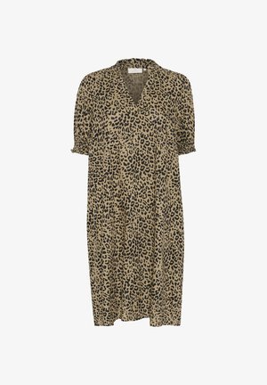 Leopard print jurk met een v-hals, korte gatherende mouwen en een losse pasvorm. De stof is zacht met een beige en zwart color scheme.