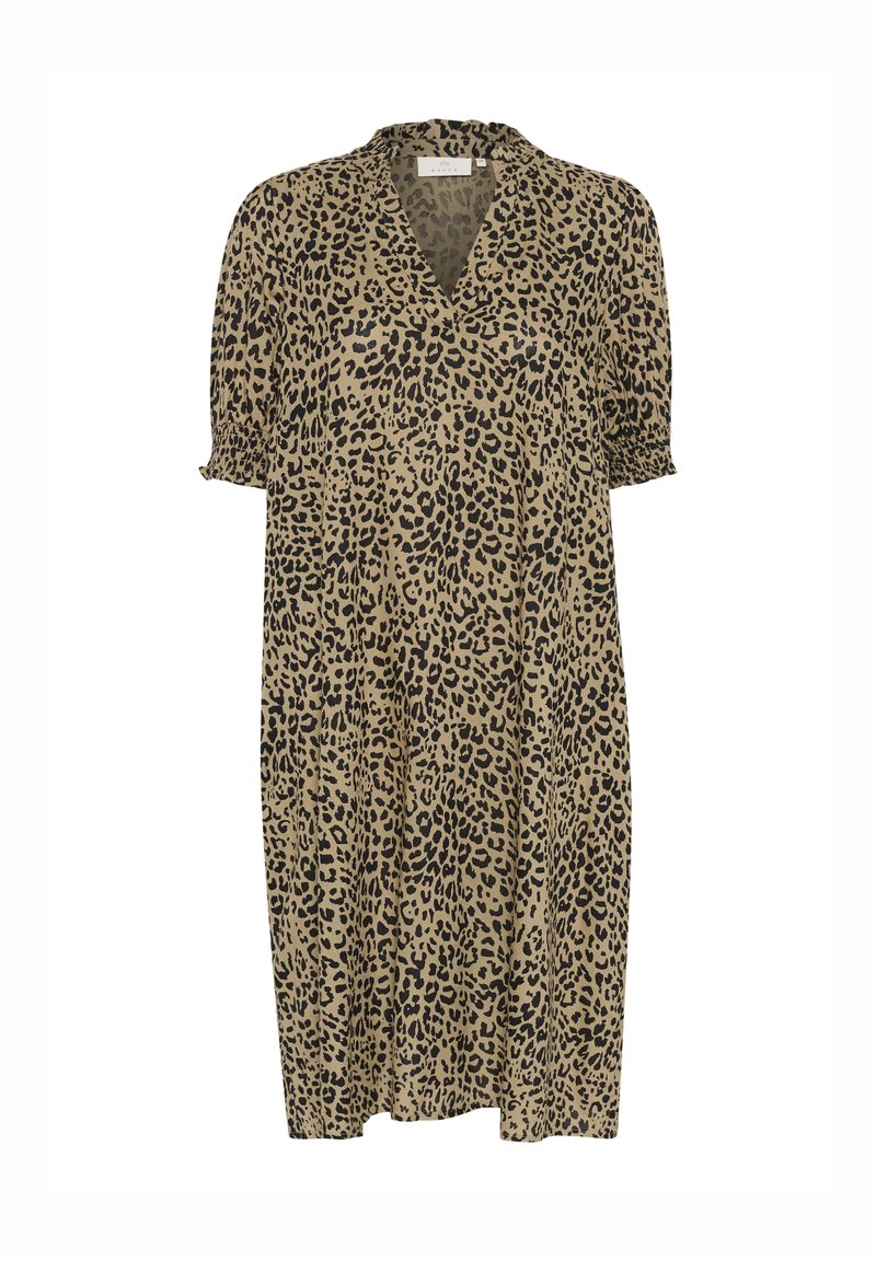 Leopard print jurk met een v-hals, korte gatherende mouwen en een losse pasvorm. De stof is zacht met een beige en zwart color scheme.