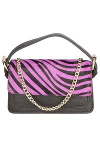 Zebra-stribet håndtaske med en lilla fluffy top og en sort tekstureret læderkrop, der har en guld kædestropp og en klaplukning.