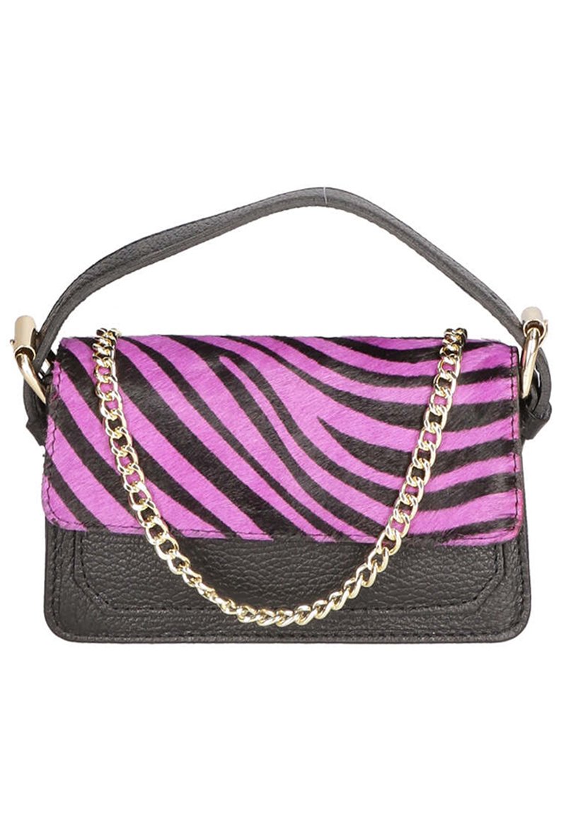 Zebra-stribet håndtaske med en lilla fluffy top og en sort tekstureret læderkrop, der har en guld kædestropp og en klaplukning.