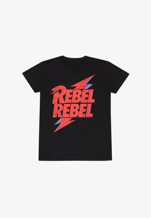 Zwarte katoenen t-shirt met een gedurfde, versleten rode tekst "REBEL REBEL", geaccentueerd met blauwe bliksemschichtgraphics. Korte mouwen, ronde hals.