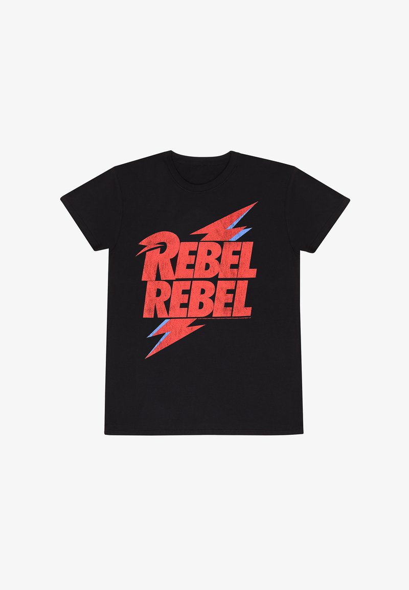 Sort bomulds t-shirt med en iøjnefaldende, slidte rød "REBEL REBEL" tekst, akcentueret af blå lyn-grafik. Korteærmer, rund hals.