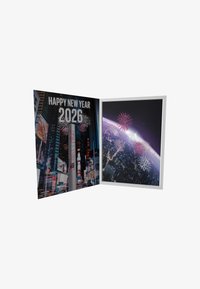 Carte de vœux pour le Nouvel An présentant un paysage urbain vibrant d'un côté et un feu d'artifice sur le thème de l'espace de l'autre, avec une bordure blanche élégante.