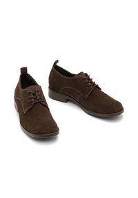 Pantofi din suede maro, cu toc mic, vârf rotunjit și design cu șireturi. Prezintă cusături subtile și o talpă netedă pentru aderență.